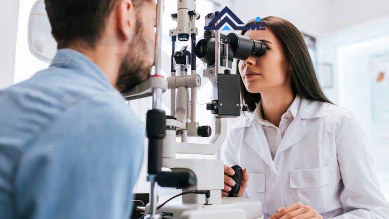 چشم پزشک متخصص چشم معاینه چشم مشاغل پر درآمد رشته های پولساز شغل با درآمد بالا مشاغل مورد نیاز